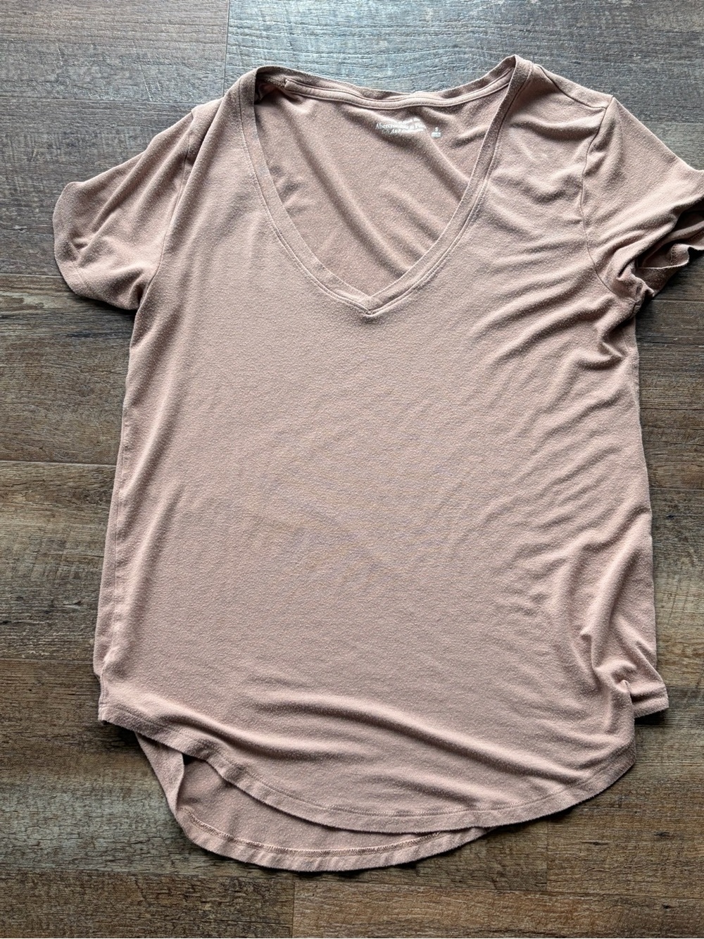 Abrecrombie Women’s V-Neck Short Sleeve Top in Dusty Rose